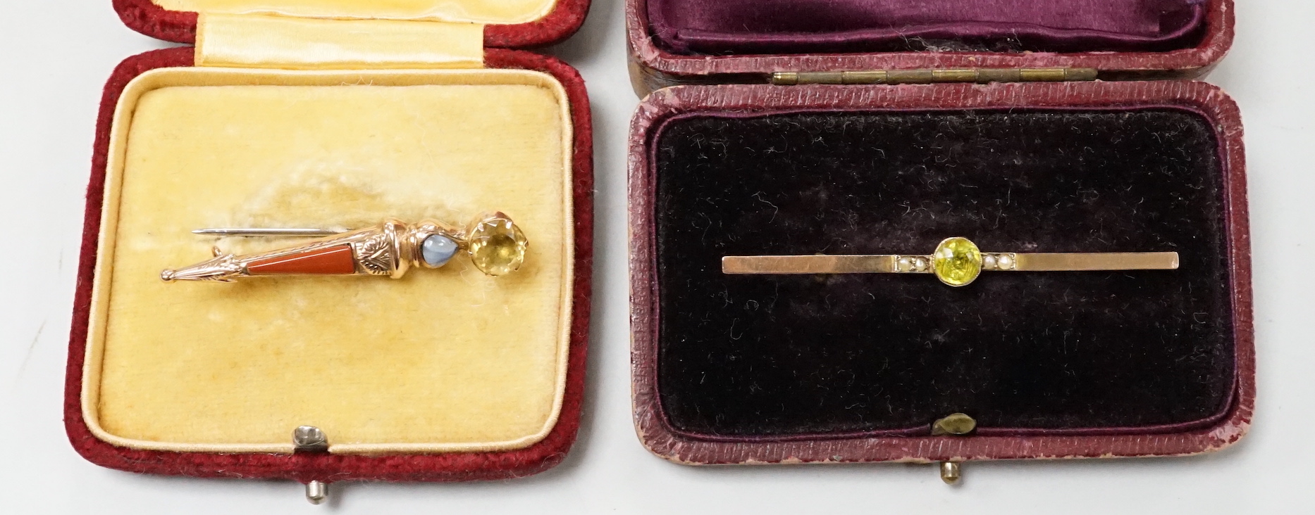 A 9ct, gem and Scottish hardstone set dirk brooch, 45mm and one other 9ct and gem set bar brooch, gross weight 4.5 grams.